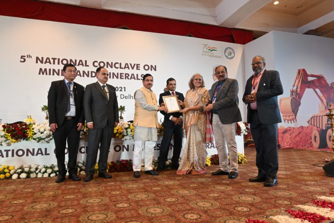 Smt Soma Mondal, Chairman, SAIL receiving the award from Hon’ble Minister Shri Pralhad Joshi